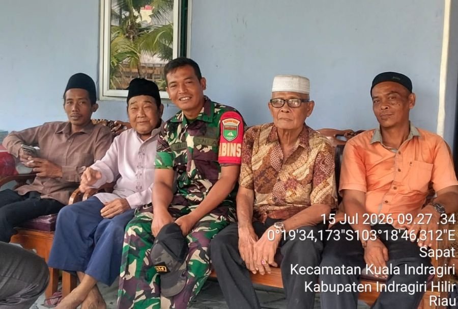 Jaga Silaturahmi, Babinsa Koramil 04/Kuindra Komsos dengan Tokoh Agama Kelurahan Sapat
