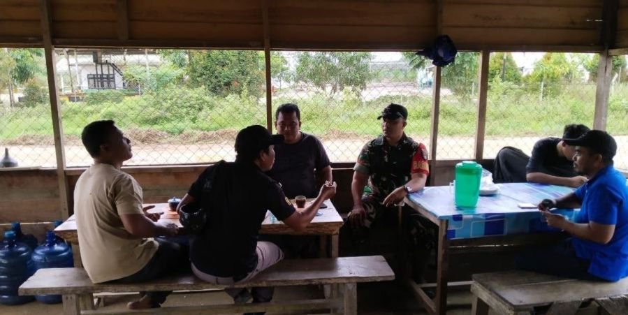 Jaga Stabilitas Batang Cenaku, Kopda Nanda Marza Perkokoh Hubungan dengan Warga