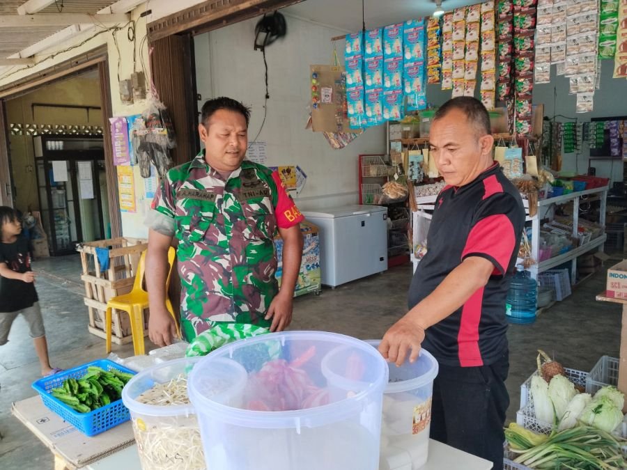 Jaga Stabilitas Ekonomi Masyarakat, Babinsa Koramil 06/Senayang Monitoring Harga dan Stok