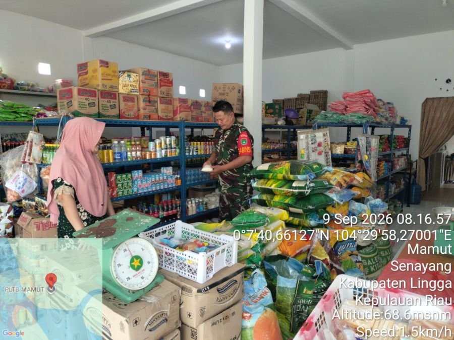 Jaga Stabilitas Ekonomi Warga, Babinsa Koramil 06/Senayang Pantau Harga Sembako