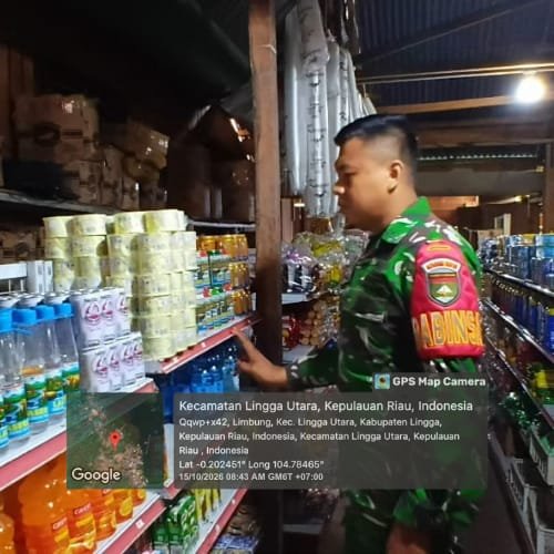 Jaga Stabilitas Harga, Babinsa Koramil 05/Daik Cek Harga Sembako di Desa Limbung
