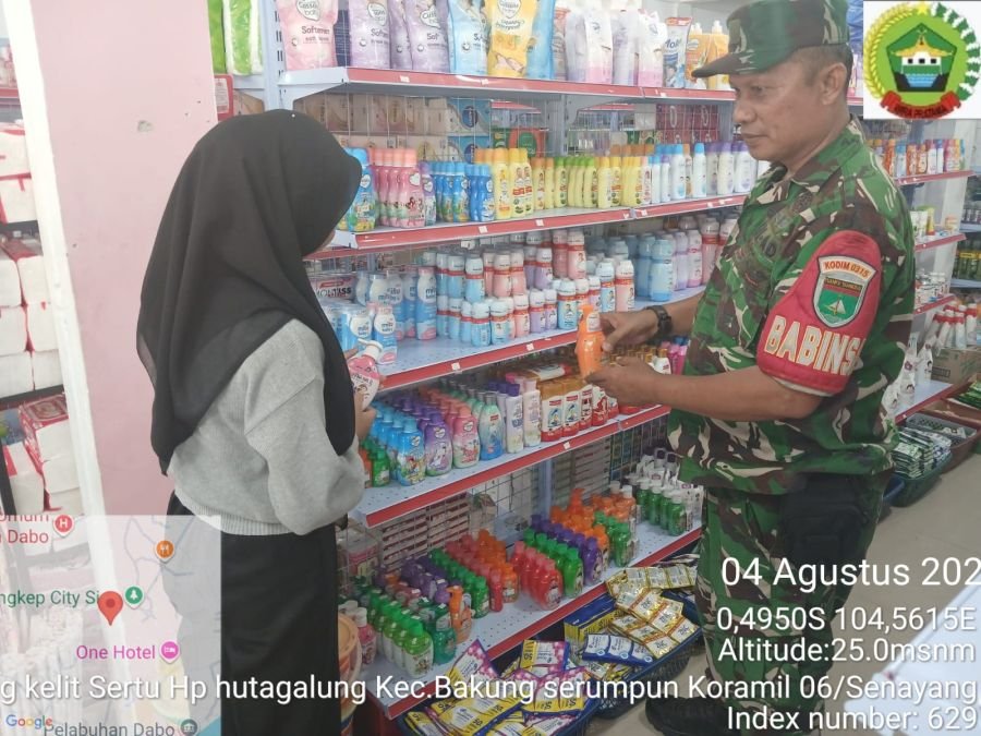 Jaga Stabilitas Pasar Desa, Babinsa Tanjung Kelit Intensif Awasi Harga dan Kualitas Bahan Pokok