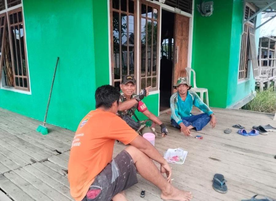 Jaga Sungai Tetap Bersih, Serka Jondri Babinsa Koramil 01/Tembilahan Edukasi Warga