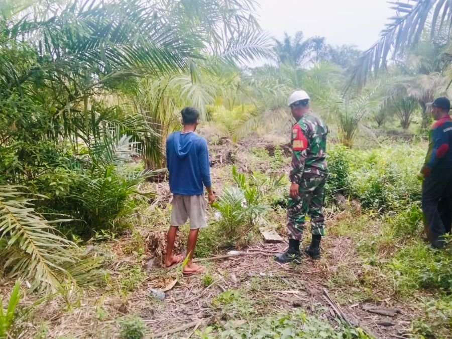 Jaga Wilayah dari Ancaman Karhutla, Babinsa Koramil 05/Bukit Batu Patroli di Desa Temiang