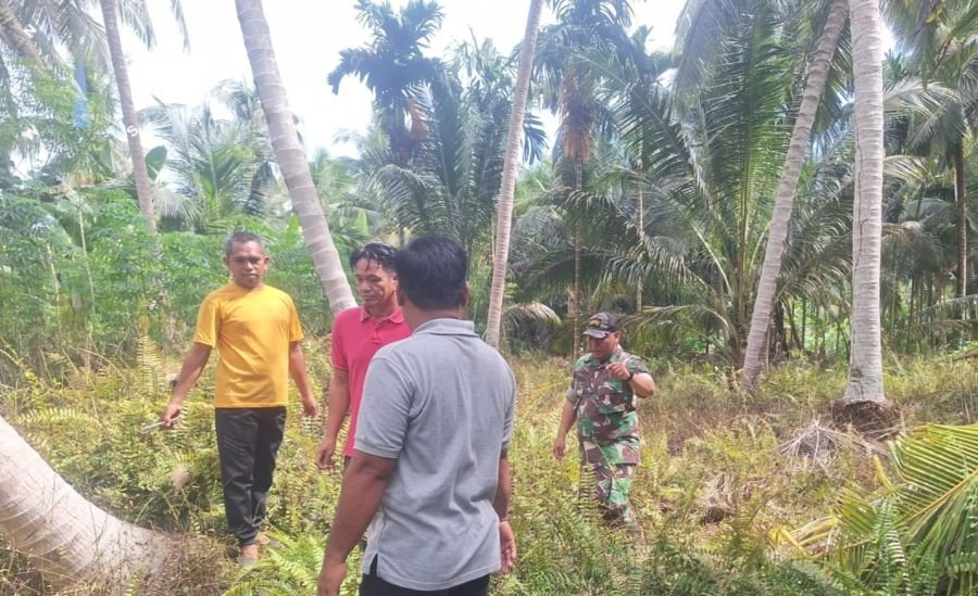 Jaga Wilayah Perbatasan, Babinsa Pelda Boy R  Sitompul Koramil 02/TM Gelar Patroli dan Sosialisasi d
