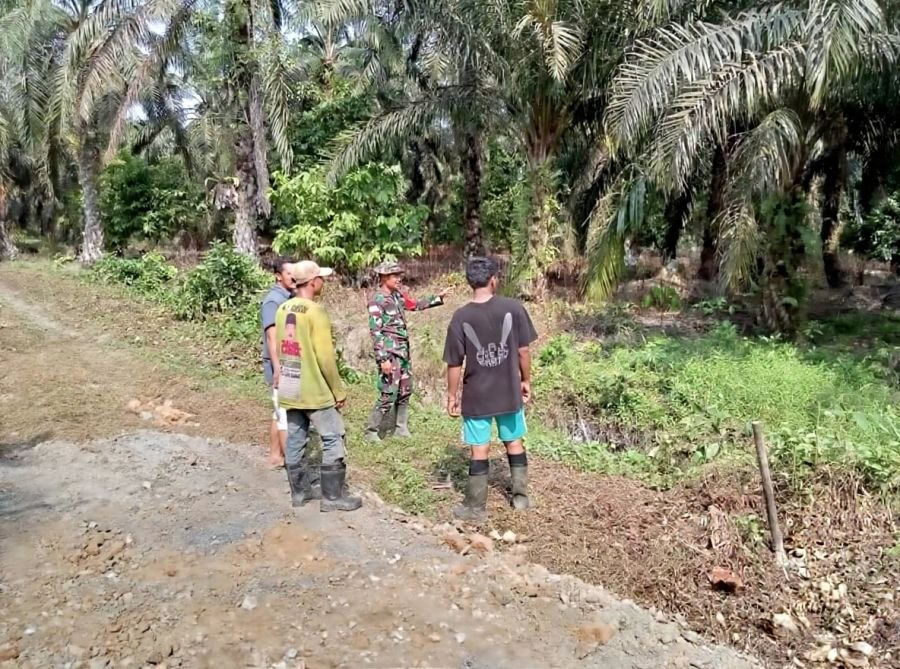 Jaga Wilayah Sekaligus Edukasi Karhutla, Kopda Aldi Saputra Patroli Tapal Batas Bersama Pekebun