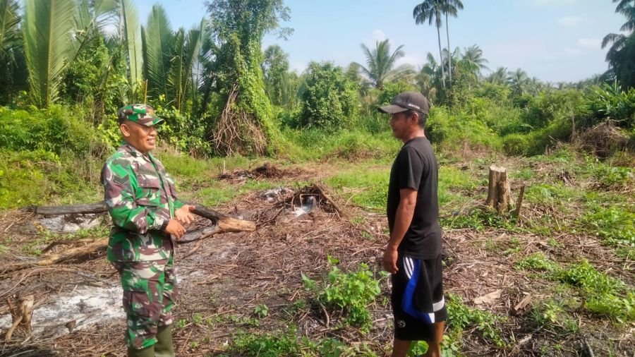 Jaga Wilayah, Sertu Dodi Eka Putra Patroli Tapal Batas Sosialisasi Karhutla ke Warga Wilayah Binaan