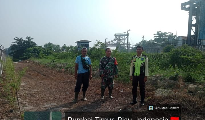 Jaga Wilayah Tetap Aman, Babinsa dan Warga Tenayan Raya Patroli Cegah Karhutla