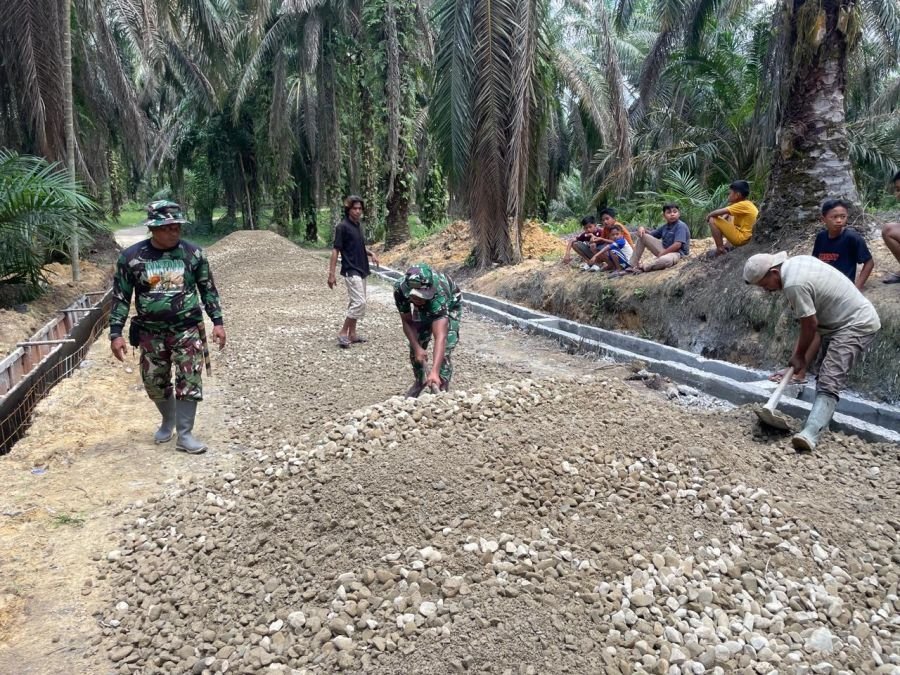 Jalan Bunta Mulai Dikeraskan, Satgas TMMD Kejar Target Pengerjaan