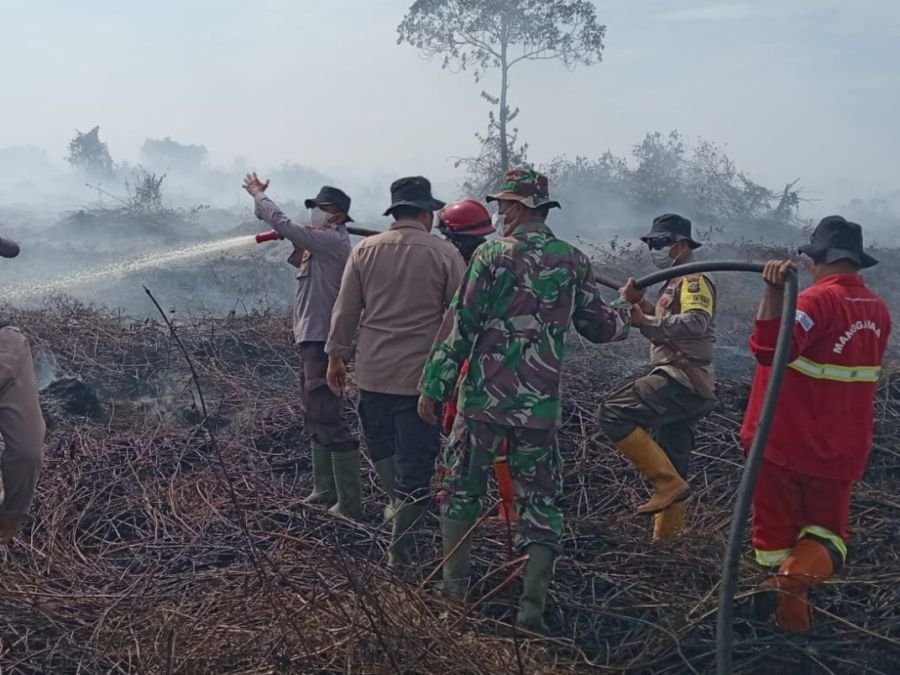 Jalan Kaki Tempuh 45 KM, Tim Gabungan Koramil 01/Bangko Kepung Karhutla 7,5 Hektare di Pekaitan