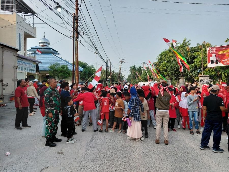 Jalan Santai Warga Air Hitam, Babinsa Perkuat Silaturahmi dan Kebersamaan