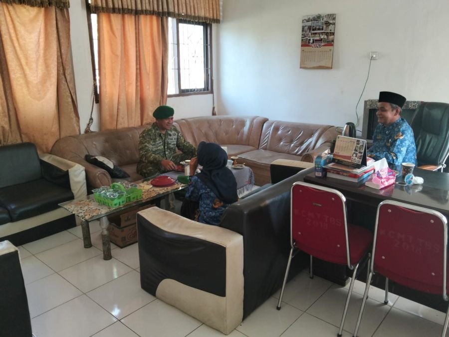 *JALIN HUBUNGAN BAIK DENGAN STAF KECAMATAN *
