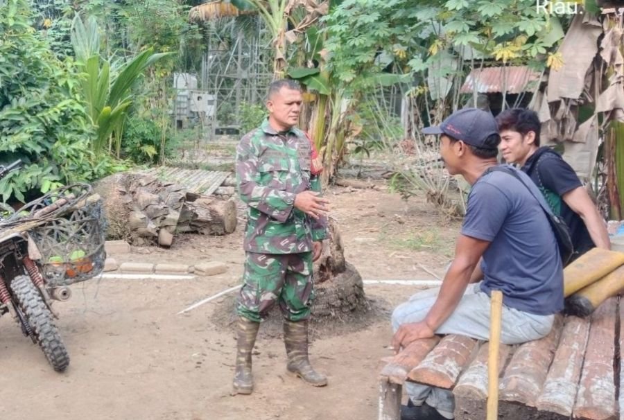 Jalin Keakraban Babinsa Koramil 01/Rengat Komsos Dengan warga Binaan