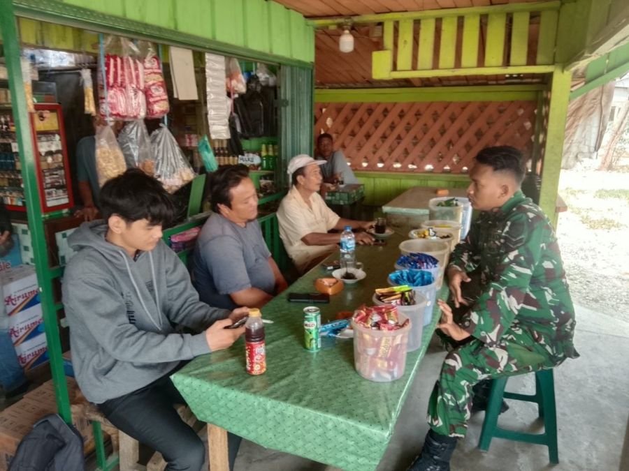 Babinsa Koramil 05/Peranap Perkuat Komsos, Pantau Kondisi Wilayah Bersama Warga