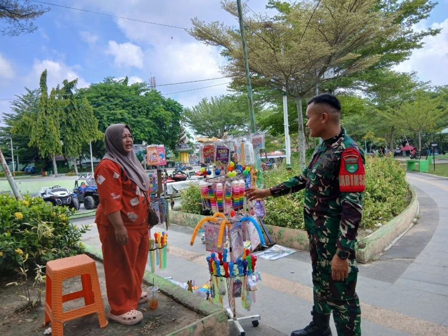 Jalin Keakraban, Babinsa Padang Terubuk Ngobrol Santai Bersama Pedagang RTH