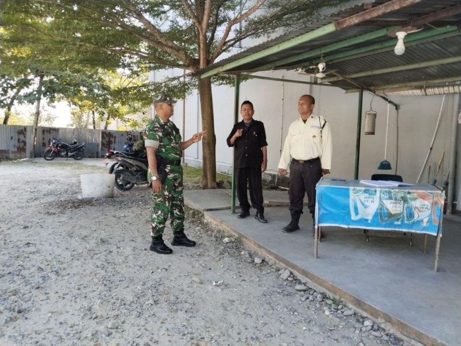 Jalin Keakraban dengan Security, Babinsa Perkuat Kolaborasi Keamanan Wilayah