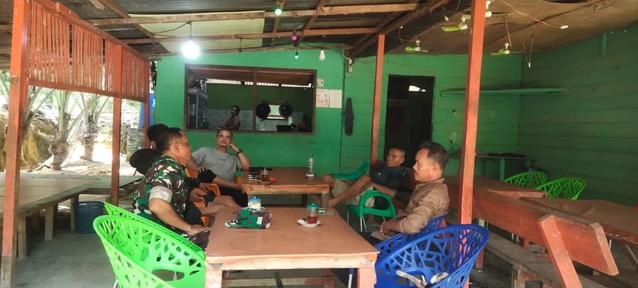 JALIN KEAKRABAN DENGAN WARGA, BABINSA LAKUKAN KOMSOS DIDESA BINAAN.
