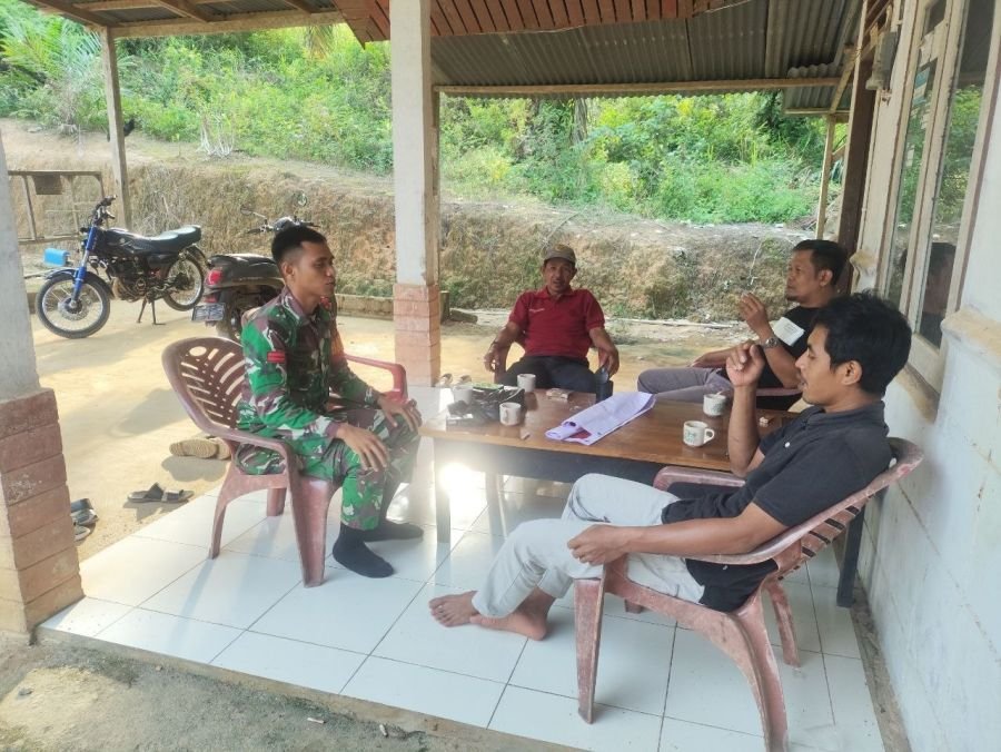 Jalin Keakraban dengan Warga Binaan, Babinsa Koramil 05/Peranap Komsos di Desa Pematang