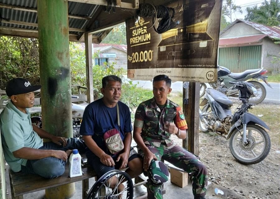 Babinsa Koramil 06/Cerenti Sambangi Bengkel Warga, Perkuat Komunikasi di Desa