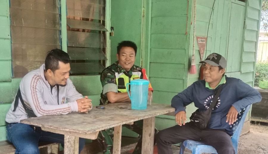 Jalin Keakraban dengan Warga, Serka Heriyus Saputera Laksanakan Komsos di Desa Lebuh Lurus
