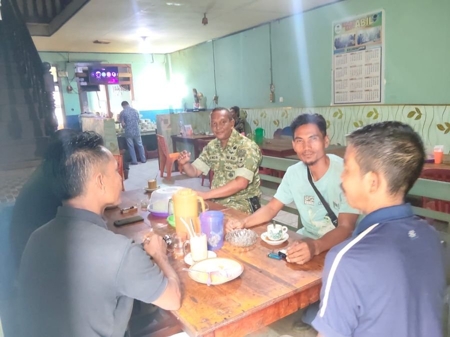 Jalin Keakraban dengan Warga, Sertu Juanda Ngopi Bersama Sambil Berdiskusi Santai di Kedai Kopi