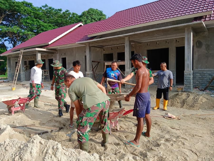 Jalin Kebersamaan Babinsa Koramil 07/Kampar Gotong Royong Bangun Masjid