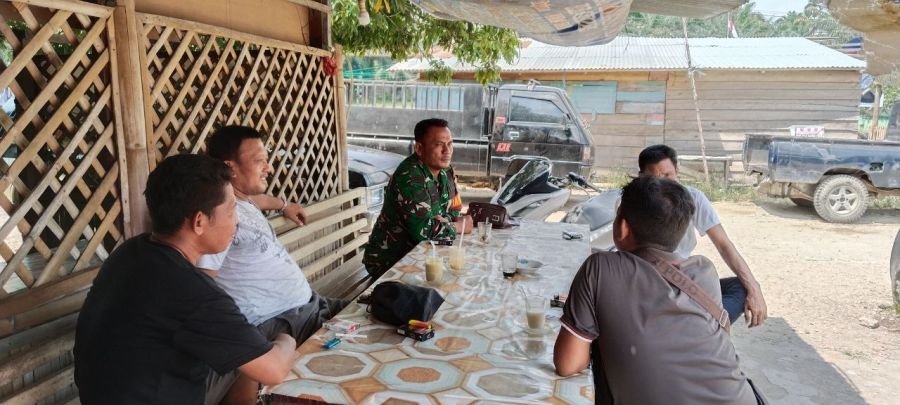 Jalin Kedekatan, Babinsa Koramil 05/Peranap Gelar Komsos dan Silaturahmi dengan Warga Kel. Peranap 