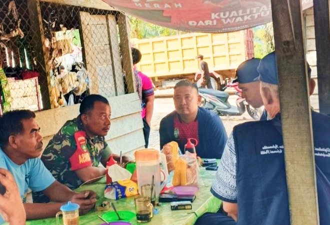 Jalin Kedekatan, Babinsa Koramil 10 Kunto Darussalam Kodim 0313/KPR Melaksanakan Komsos
