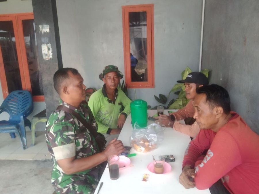 Jalin Kedekatan, Babinsa Rumbai Ajak Warga Peduli Lingkungan dan Kamtibmas
