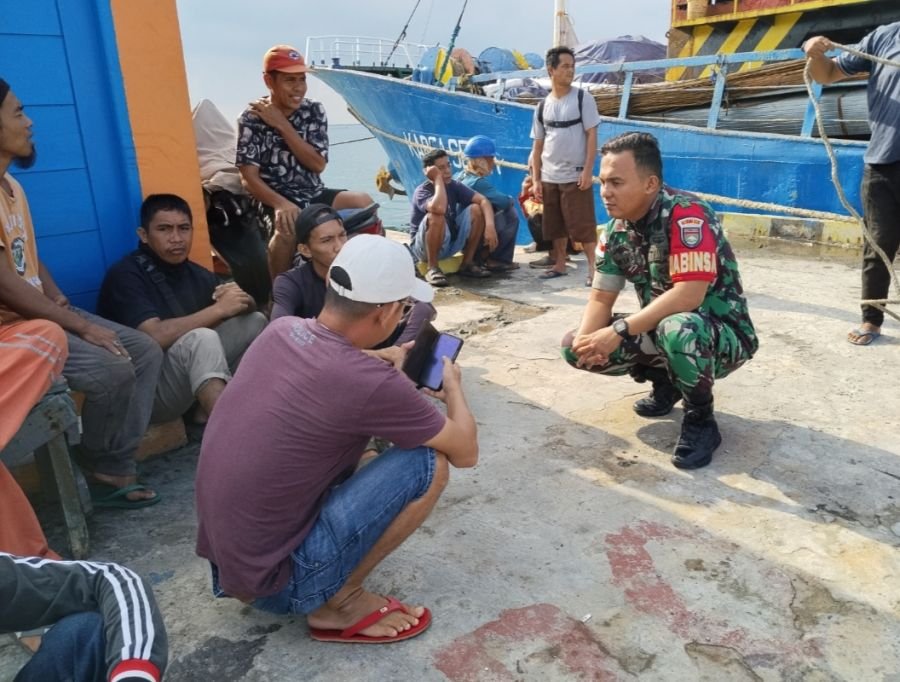 Jalin Kedekatan dengan Buruh Pelabuhan Penagi, Babinsa Batu Hitam Serda Okiap Perkuat Komsos