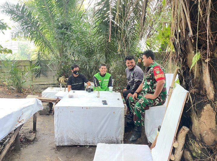 Jalin Kedekatan dengan Driver Ojol, Babinsa Koramil 02/Kota Ajak Bersama Jaga Keamanan Lingkungan