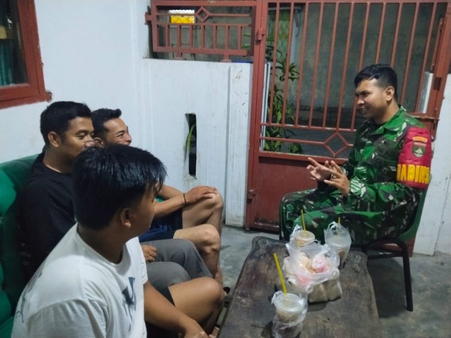 Jalin Kedekatan dengan Generasi Muda, Babinsa Gelar Komunikasi Sosial di Wonorejo
