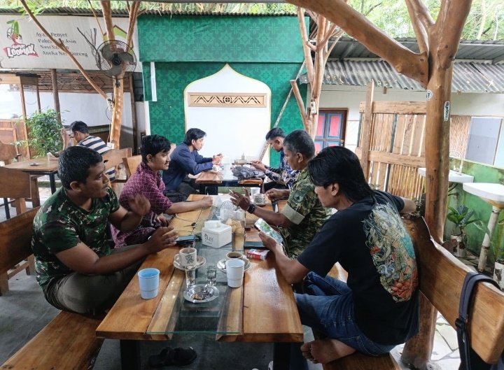 Jalin Kedekatan dengan Generasi Muda, Babinsa Cinta Raja Gelar Komsos di Wilayah Binaan