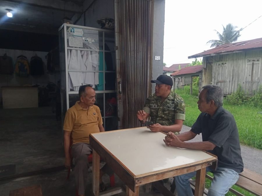 Jalin Kedekatan dengan Warga, Babinsa Koramil 02/Tebing Tinggi Gelar Komsos di Desa Tanjung Samak