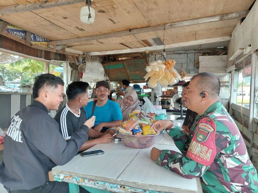 Jalin Kedekatan dengan Warga, Babinsa Air Hitam Ajak Tingkatkan Kepedulian dan Kamtibmas