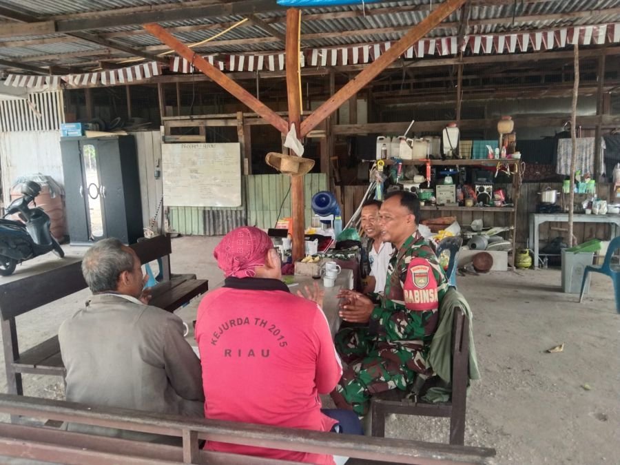 Jalin Kedekatan dengan Warga, Babinsa Sri Meranti Perkuat Komunikasi dan Kepedulian Lingkungan