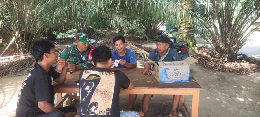 JALIN KEDEKATAN DENGAN WARGA BINAAN, BABINSA LAKUKAN KOMSOS DI DESA