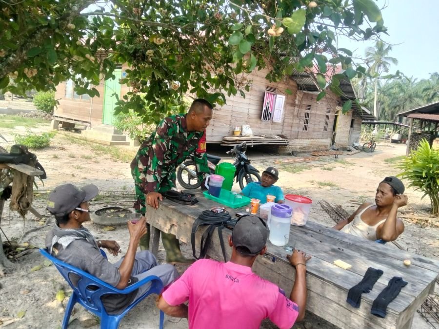 Jalin Kedekatan Emosional, Babinsa Koramil 05/Bukit Batu Aktif Bangun Komunikasi dengan Warga