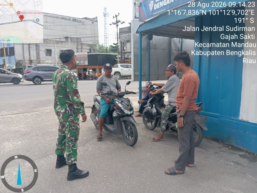 Jalin Kedekatan, Serda Riza Ramdani Sambangi Warga di Jalan Sudirman Batang Serosa
