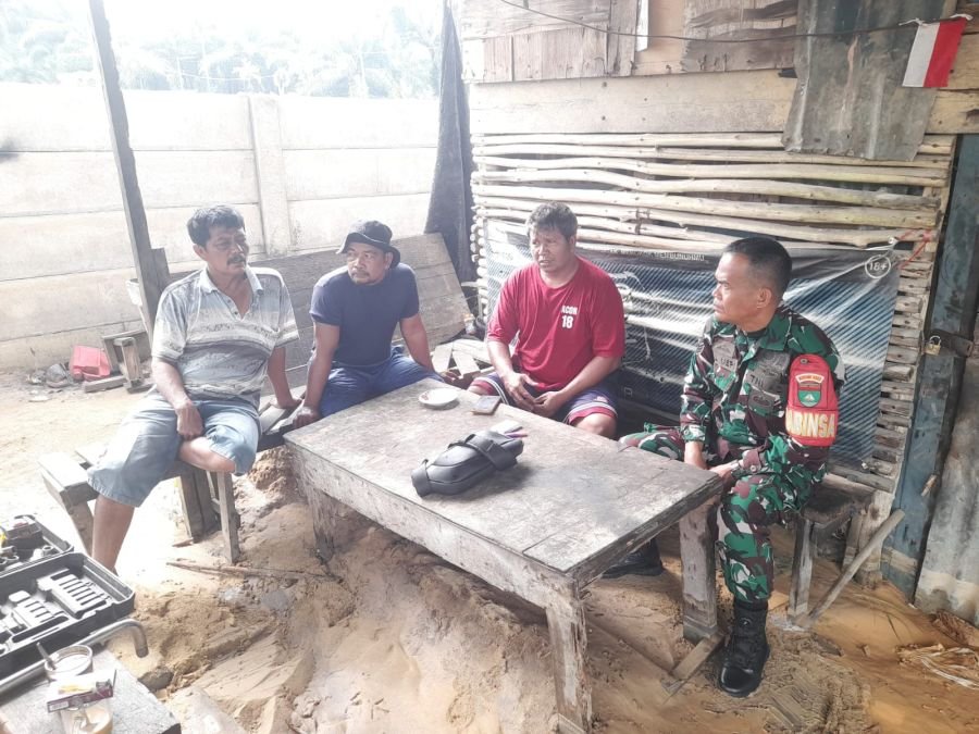 Jalin Kedekatan, Serka Alinasfi Dengarkan Langsung Keluh Kesah Warga di Pematang Pudu