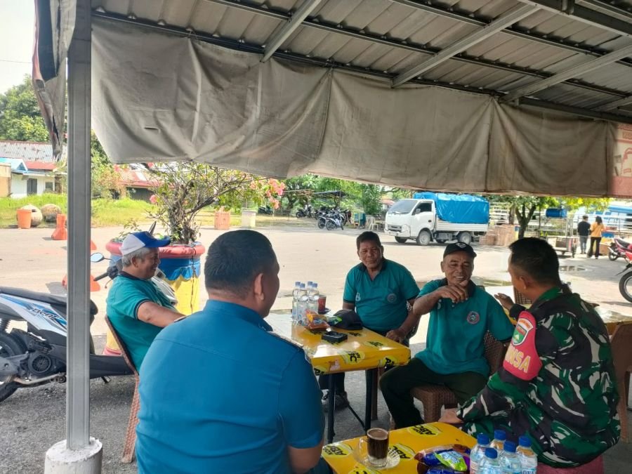 Jalin Kemitraan, Babinsa Ajak Buruh dan Pengelola Pelabuhan Tingkatkan Keamanan Lingkungan