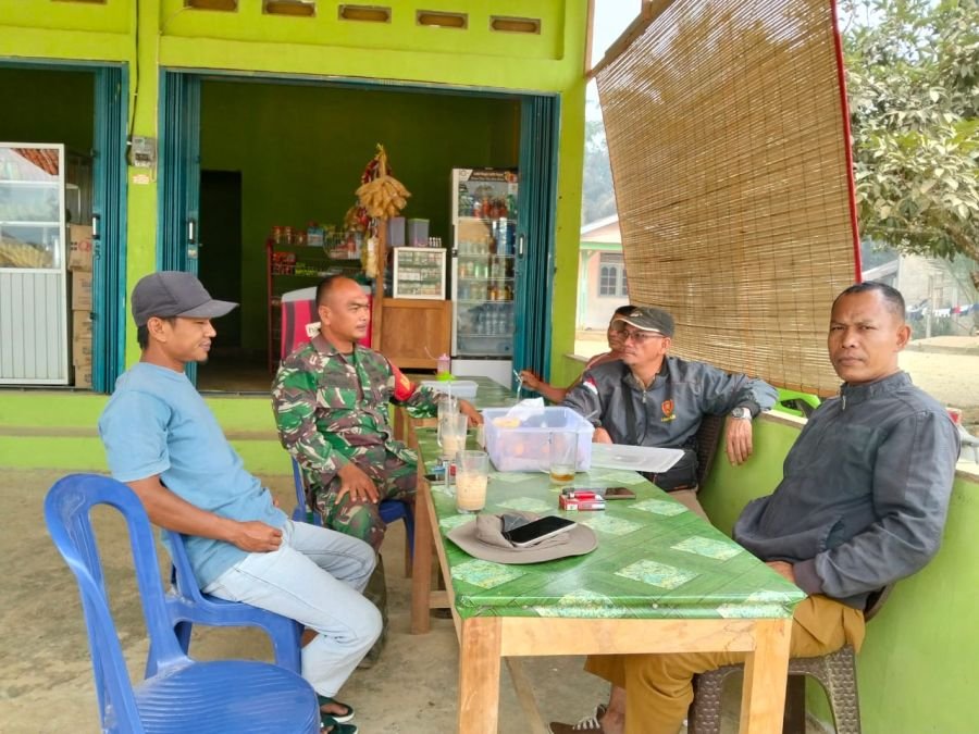 Jalin Kemitraan, Sertu Heri Wardani Komsos Bersama Warga Desa Alim