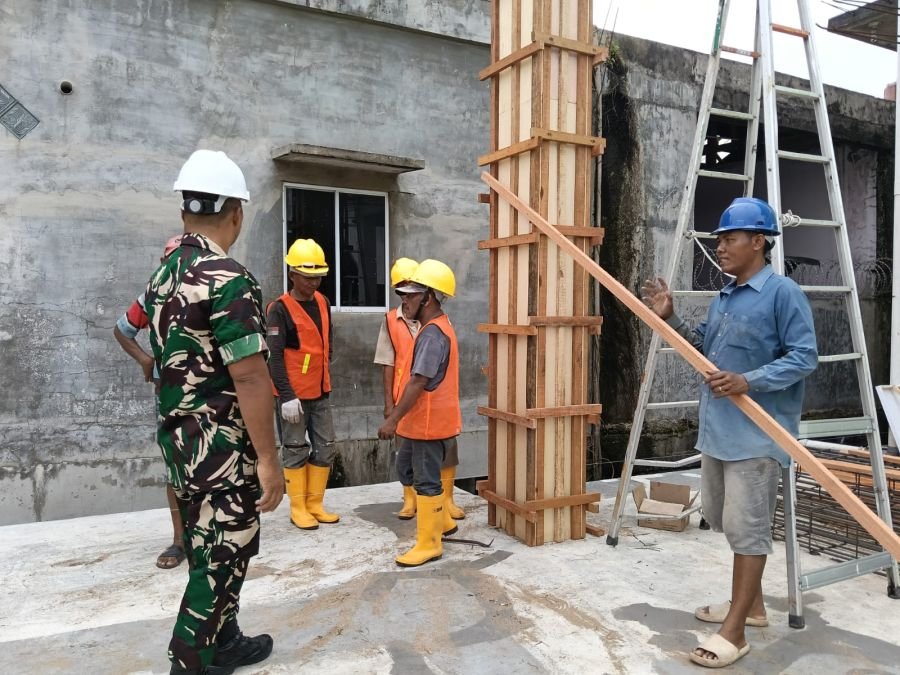 Jalin Komsos dengan Pekerja, Babinsa Pantau Revitalisasi SMK Kesehatan Pro Skill Indonesia