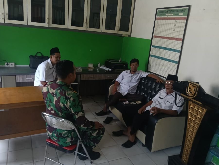 Jalin Komunikasi dan Pererat Sinergi, Babinsa Koramil 05/Bukit Batu Komsos Bersama Perangkat Desa