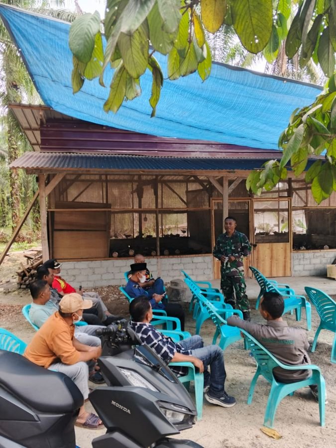 Jalin Komunikasi Efektif, Serka Supriono Babinsa Koramil 09 Singingi Sapa Masyarakat Binaan