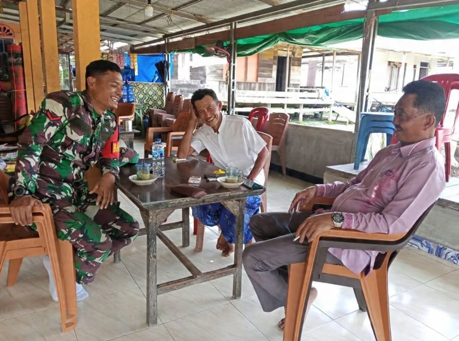 Jalin Komunikasi, Kopda Aldi Saputra Laksanakan Komsos di Desa Pasar Kembang