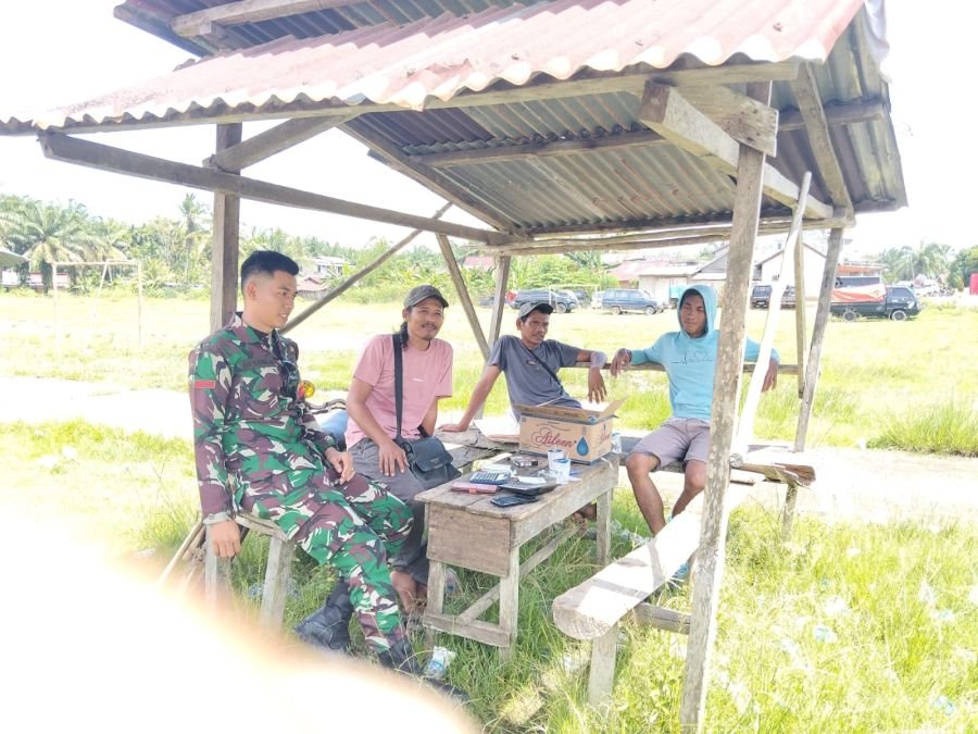 *Jalin Silaturahmi, Babinsa Komsos Dengan Warga desa binaan*
