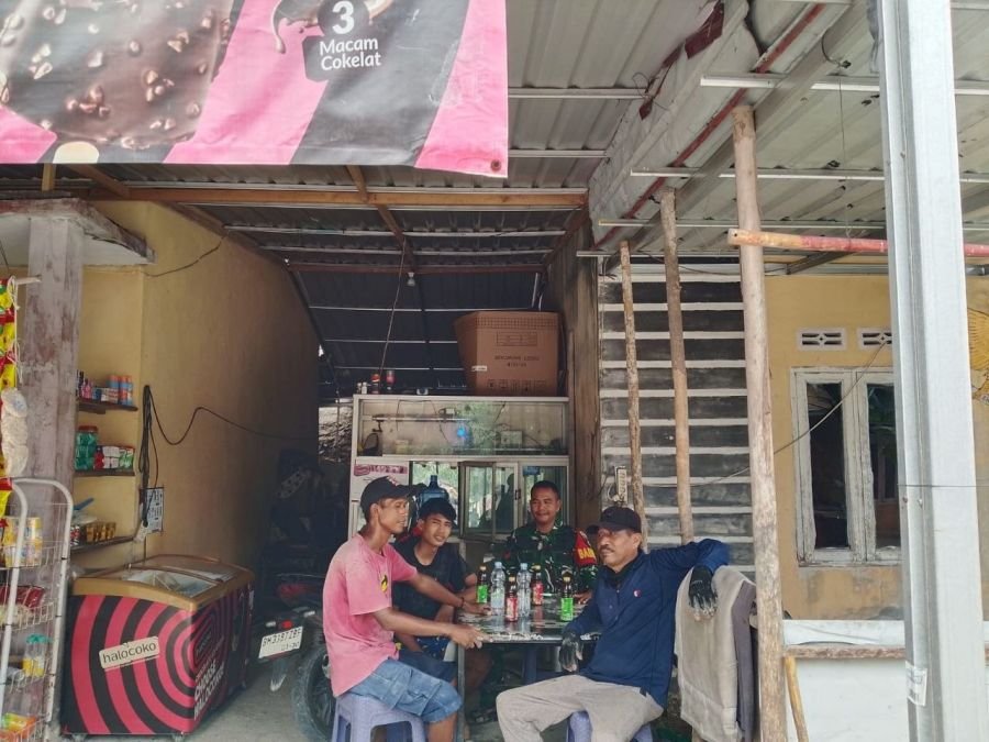 Jalin Silaturahmi, Babinsa Koramil 09 Singingi Laksanakan Komsos Bersama Warga di Desa Binaan