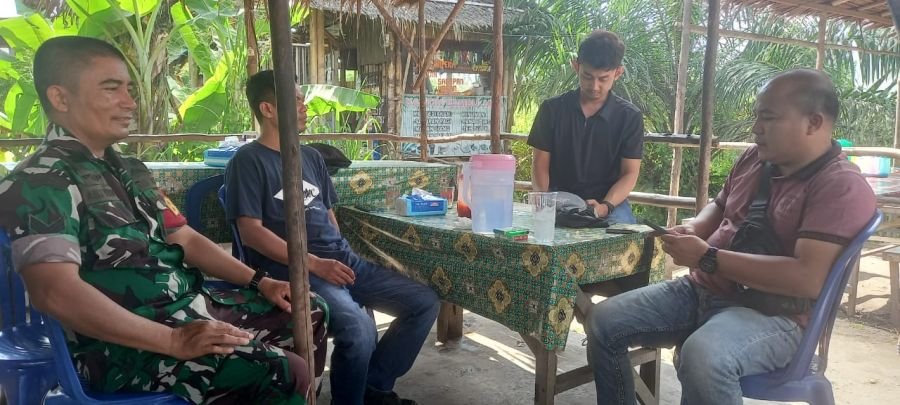 Jalin Silaturahmi, Babinsa Koramil 05/KK Laksanakan Komsos Bersama Warga Desa Binaan