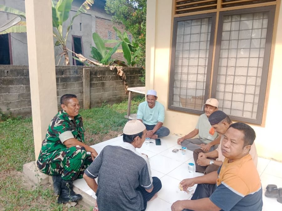 Jalin Silaturahmi, Babinsa Koramil 11/Tbs Komsos Dengan Masyarakat  Desa binaan*